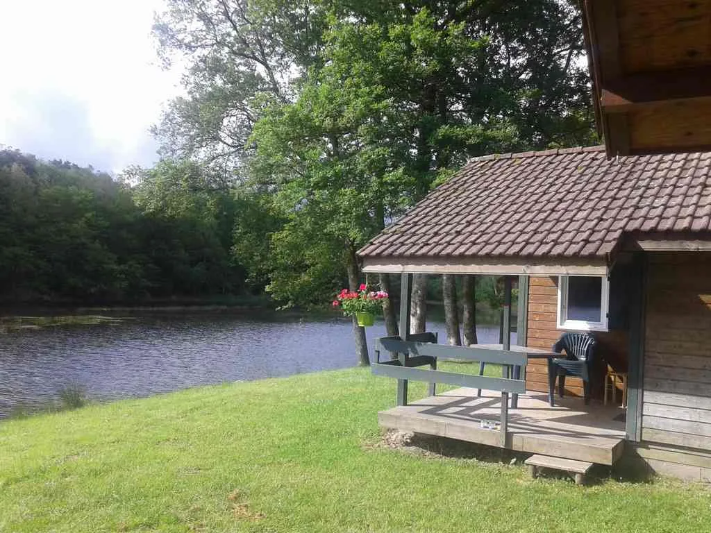 Camping De L'Étang Du Merle in Crux-la-Ville