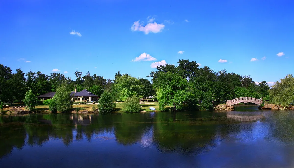Camping Étang Du Camp in Sénergues