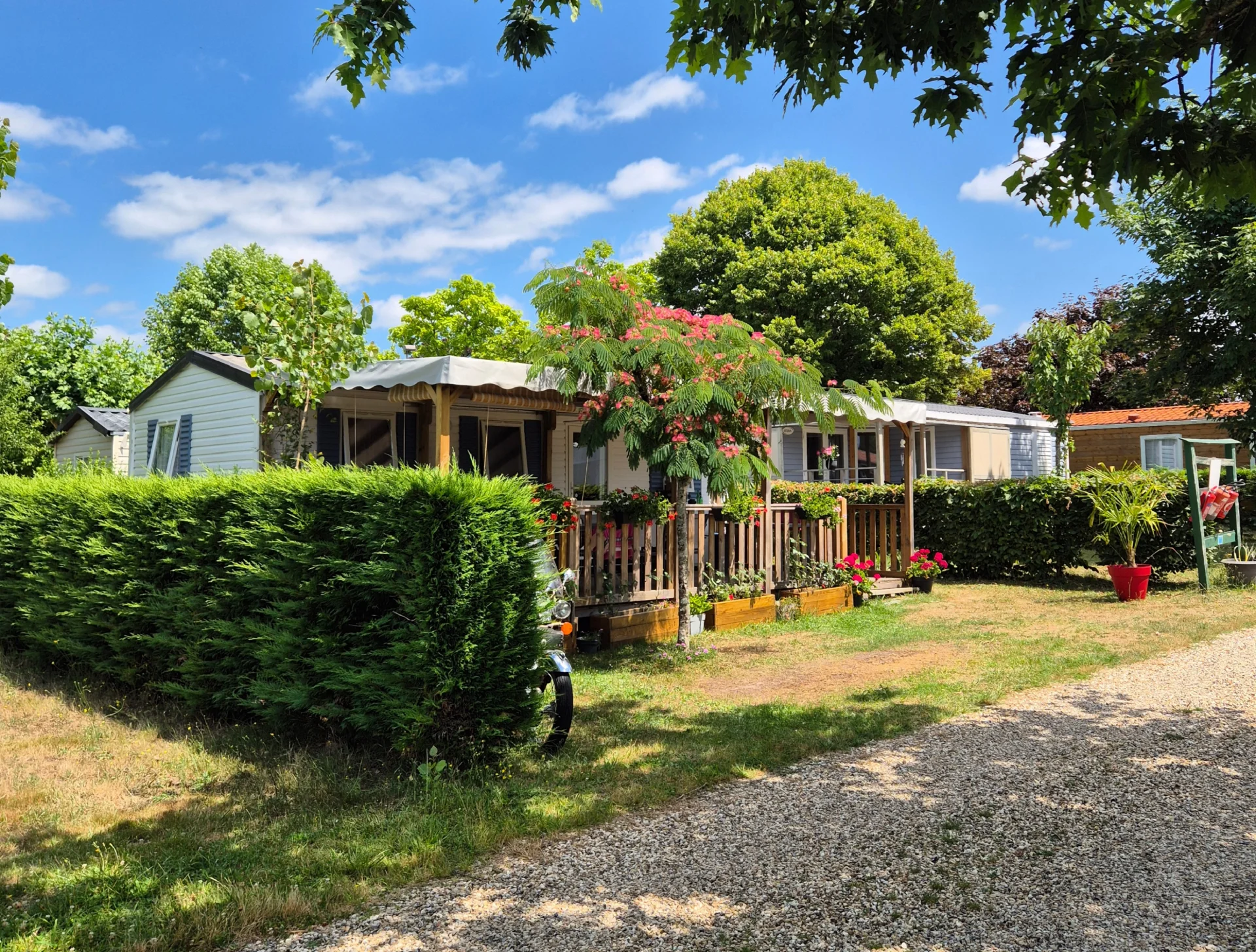 Camping L'Eau Vive in Les Églisottes-et-Chalaures — Foto 5