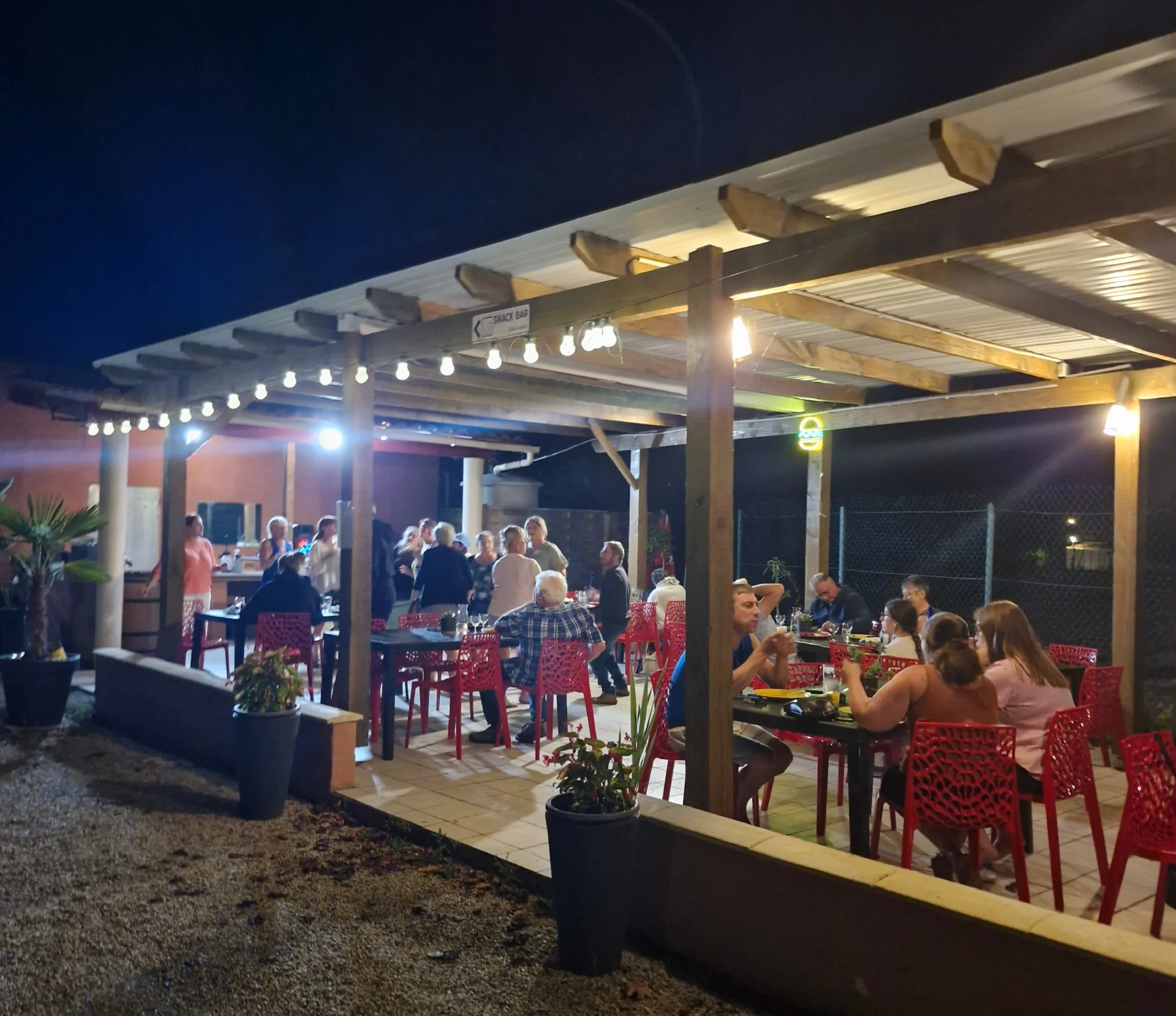 Camping L'Eau Vive in Les Églisottes-et-Chalaures — Foto 9