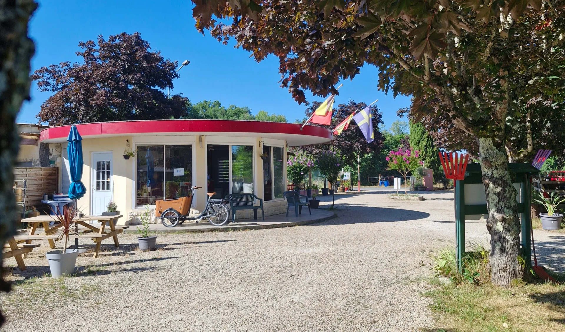 Camping L'Eau Vive in Les Églisottes-et-Chalaures — Foto 4