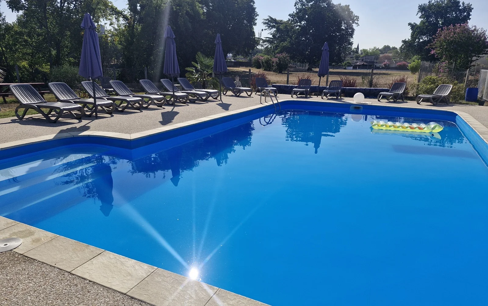 Camping L'Eau Vive in Les Églisottes-et-Chalaures — Foto 2