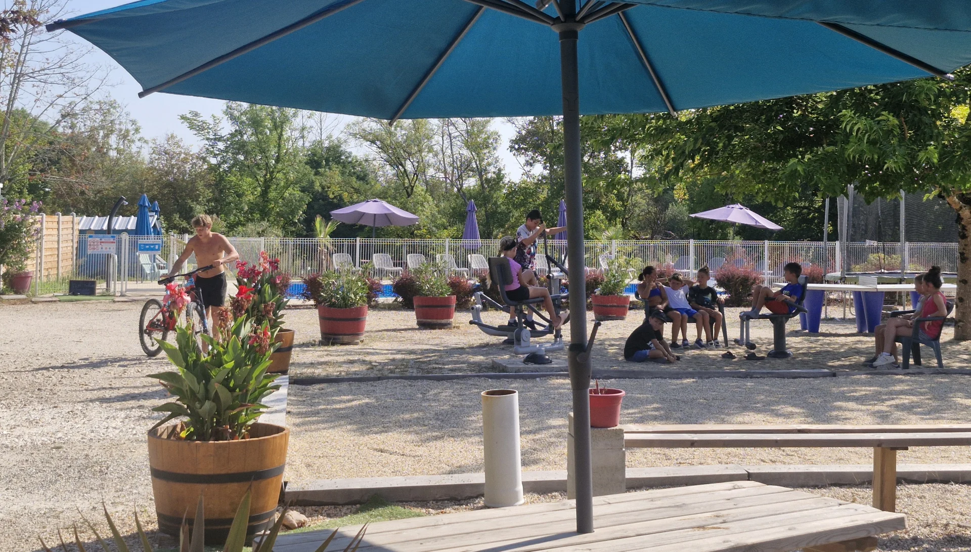 Camping L'Eau Vive in Les Églisottes-et-Chalaures — Foto 3