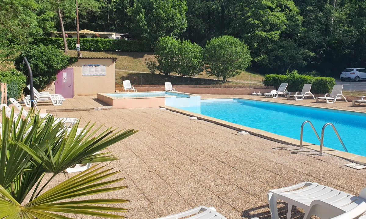 Camping Le Bois Des Sources in Saint-Prim