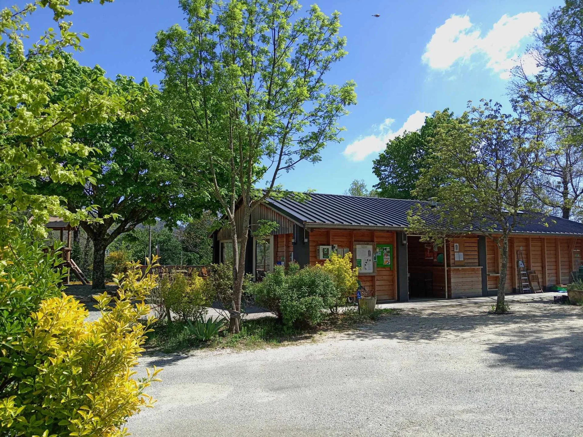 Camping Le Chabrioux à Saint-Michel-de-Chabrillanoux — photo 2
