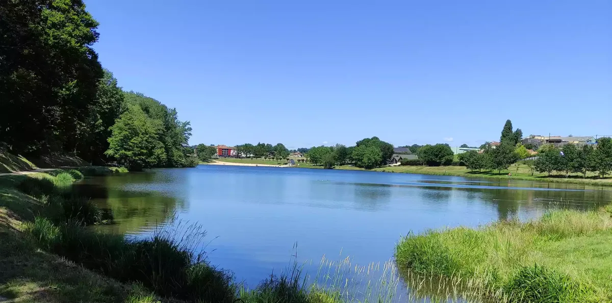 Camping Le Cheyenne in Châteauneuf-la-Forêt