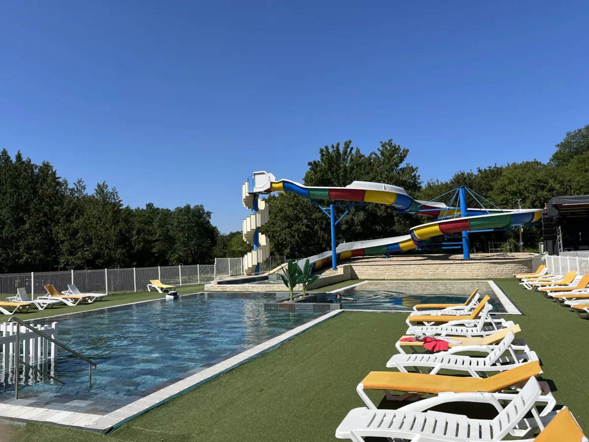 Camping Le Lizot in Saint-Mandé-sur-Brédoire