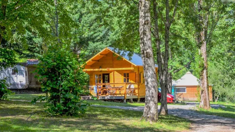 Camping Les Chalets Du Lac in Belcaire