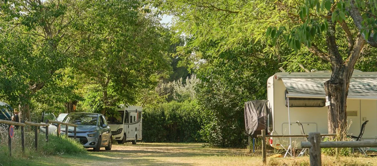 Camping Les Chênes Verts in Sannes