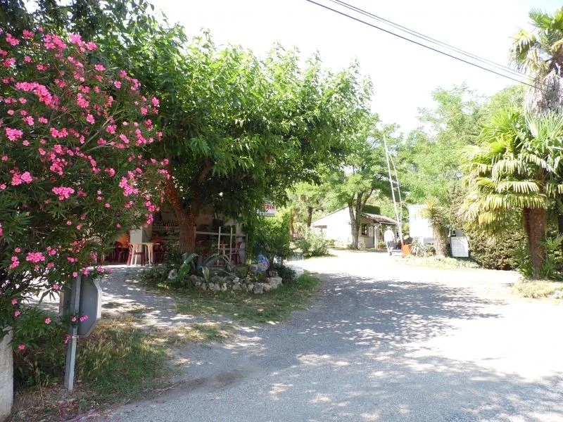 Camping Les Roches — Vogüé