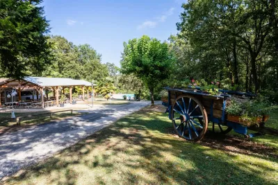 Camping Au Bois Dormant in Chauffour-sur-Vell