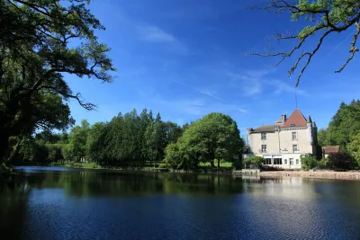 Camping Château Le Verdoyer in Champs-Romain
