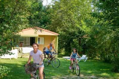Camping De L'Eglantière in Aries-Espénan
