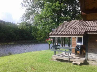 Camping De L'Étang Du Merle in Crux-la-Ville