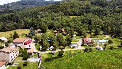 Camping De Montbartoux in Vollore-Ville