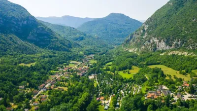 Camping Des Grottes in Alliat