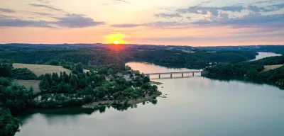 Camping Du Viaduc in Le Rouget-Pers
