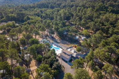 Camping La Pinède En Provence in Mondragon