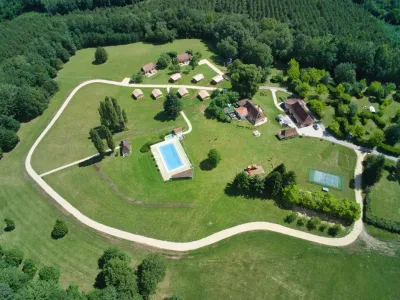 Camping Le Domaine Du Bois Coquet in La Douze