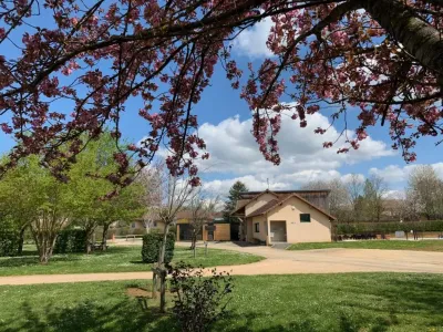 Camping Le Hameau Des Champs in Cormatin