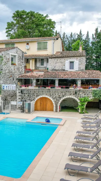 Camping Les Rives D'Auzon in Lavilledieu