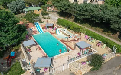 Camping Les Roches in Le Crestet